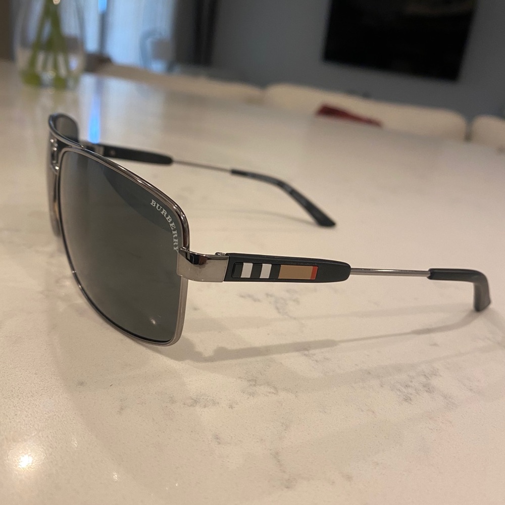 Burberry aviator sun glasses